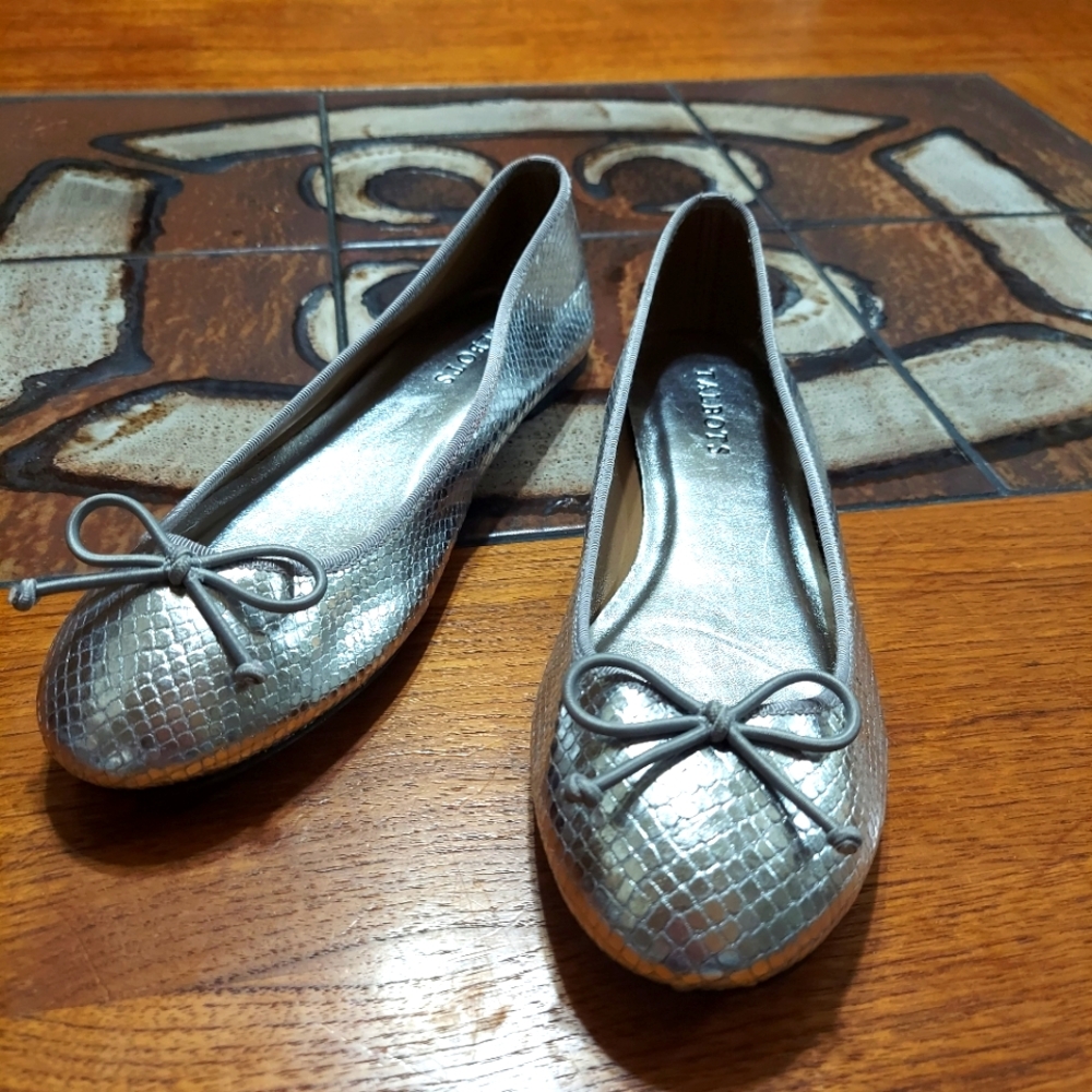 Talbots silver ballet shoe flat 7 T 274